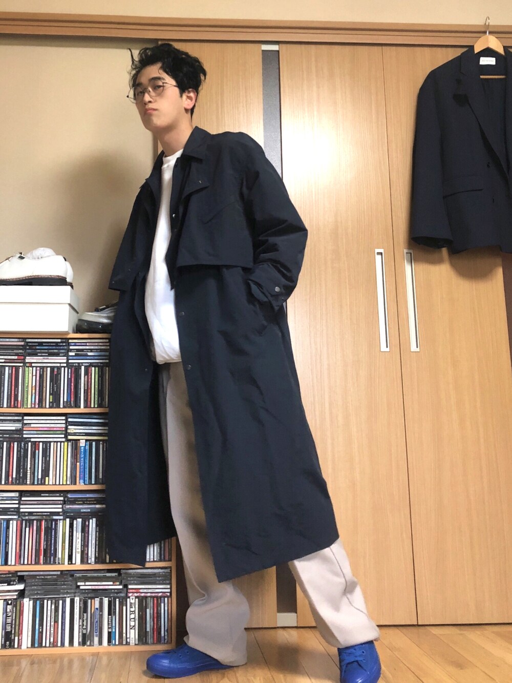 「yoke、Wrangler、フレアパンツ、スニーカー、converse、春コーデ、春、シンプル」｜「YOKEのアイテム（ステンカラーコート、ブルー系）」を使った、taka(相互フォロー)さん（メンズ・170cm）の春コーディネートの2枚目の写真