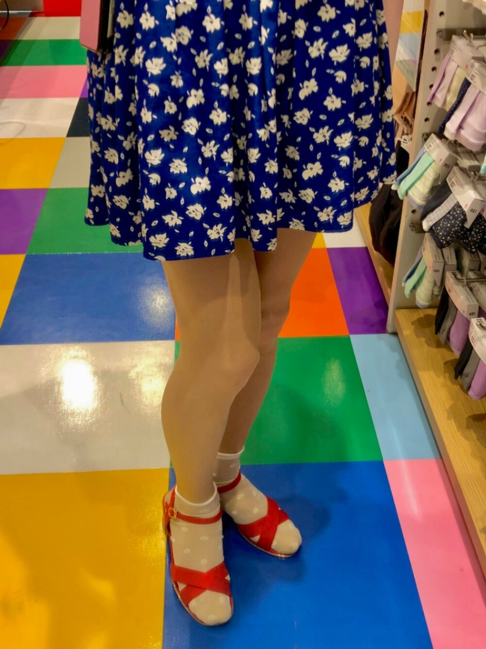 ブルー系のスカート、レッド系のサンダル、ブラック系のシャツ/ブラウスを着用したレディースの春コーディネートの2枚目の写真