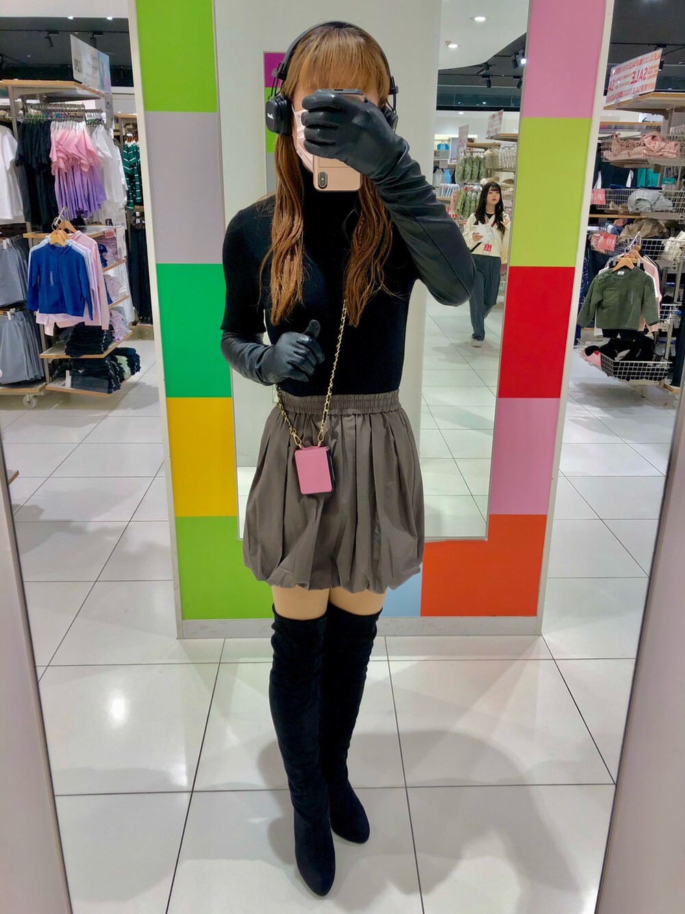 「今日のコーデ、プチプラ、ニットコーデ、タートルネック、ブーツ、コート、スカート、高身長女子、おしゃれさんと繋がりたい、お出かけコーデ、オトナ女子、ニット、ootd」｜「GUのアイテム（ハンドバッグ、ベージュ系）」を使った、エリさん（レディース・178cm）の春コーディネートの2枚目の写真