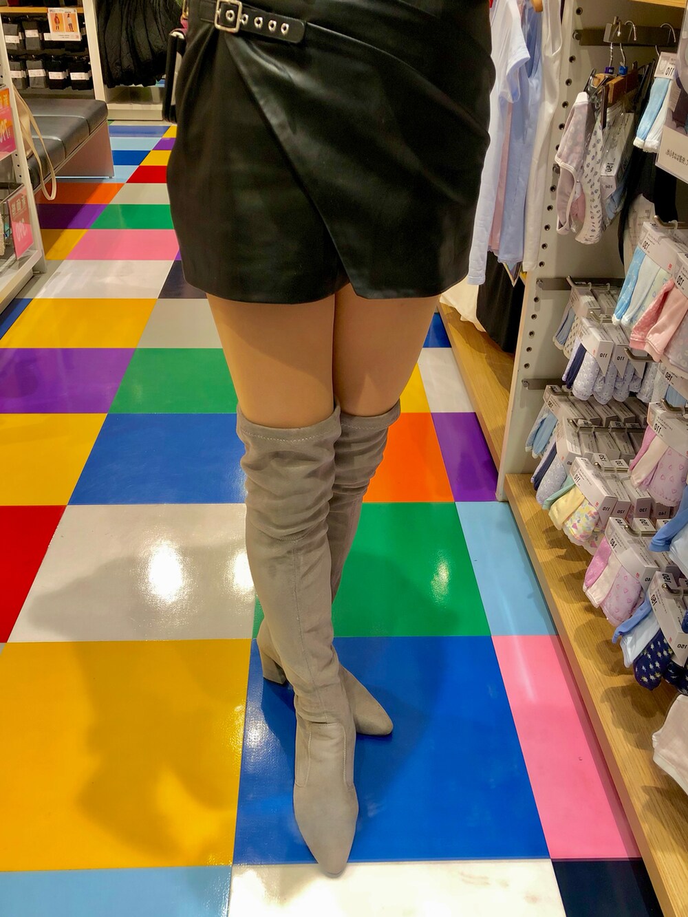 ブラック系のスカート、ブラック系のシャツ/ブラウス、グレー系のブーツを着用したレディースの秋コーディネートの2枚目の写真