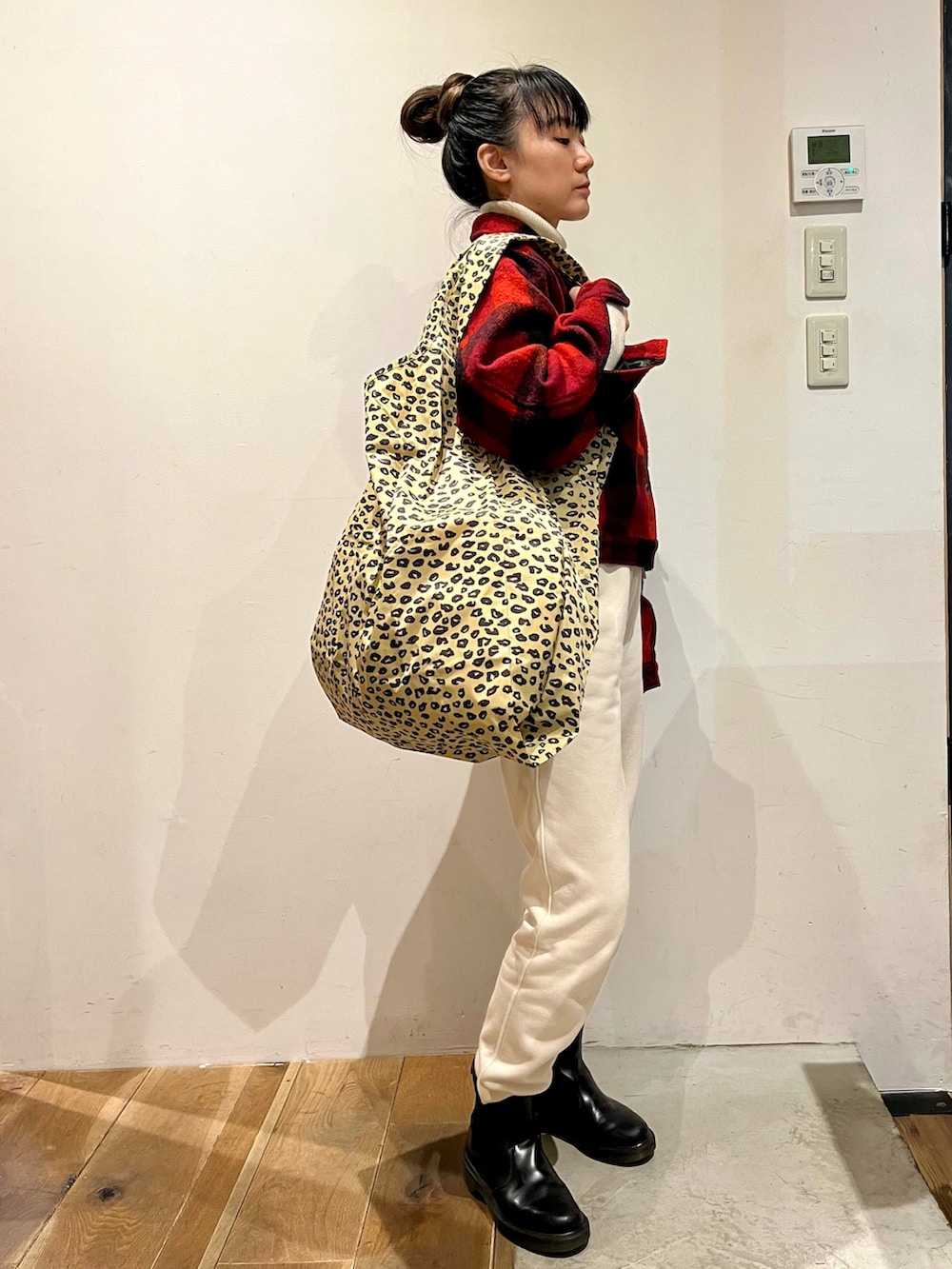 ホワイト系のスウェットパンツ、その他のエコバッグ/サブバッグ、レッド系のジャケット/アウターを着用したレディースの冬コーディネートの3枚目の写真