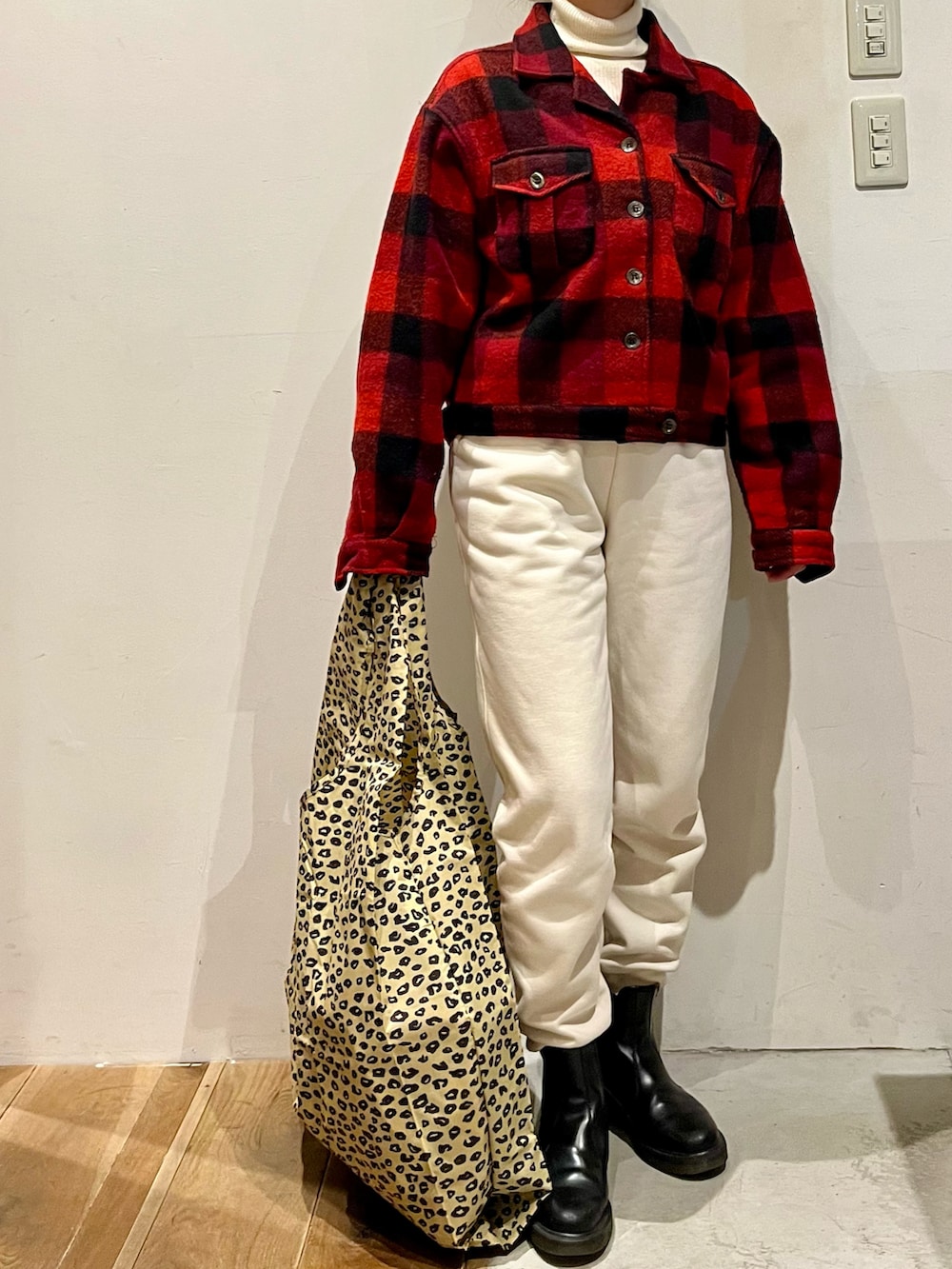 ホワイト系のスウェットパンツ、その他のエコバッグ/サブバッグ、レッド系のジャケット/アウターを着用したレディースの冬コーディネートの2枚目の写真