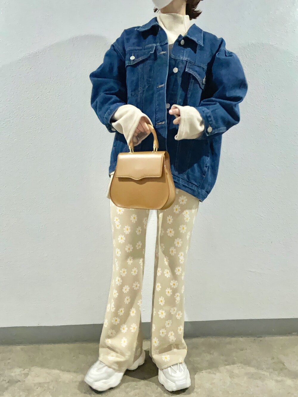 ベージュ系のその他パンツ、ホワイト系のスニーカー、ブラウン系のハンドバッグを着用したレディースの春コーディネートの2枚目の写真