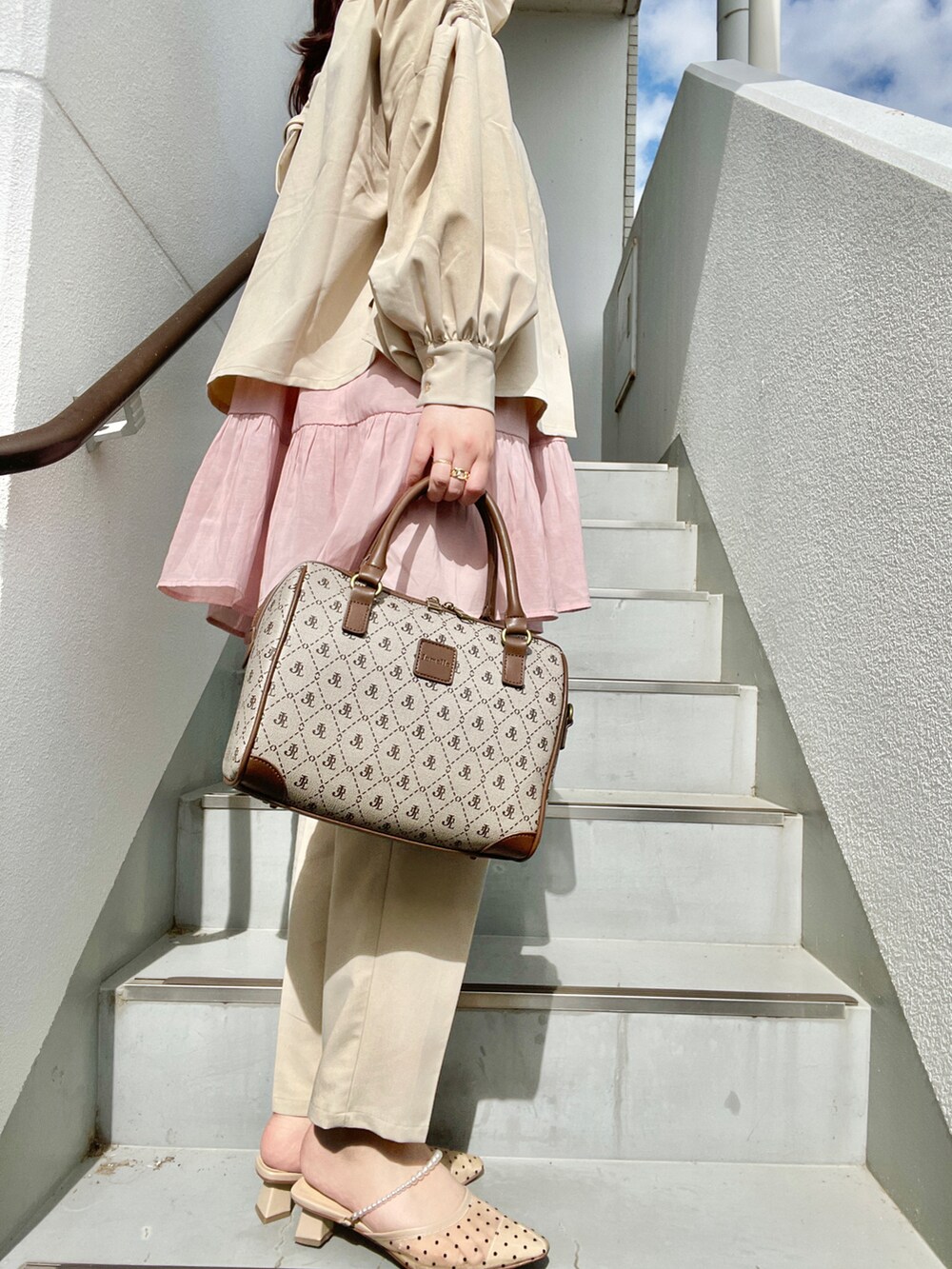 その他のボストンバッグ、ピンク系のワンピース、ベージュ系のシャツ/ブラウスを着用したレディースの春コーディネートの3枚目の写真