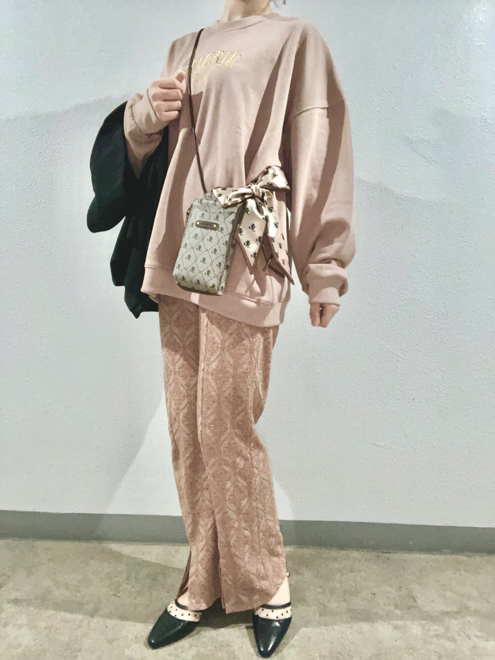 ブラック系のパンプス、ピンク系のその他パンツ、ブラック系のノーカラージャケットを着用したレディースの春コーディネートの2枚目の写真