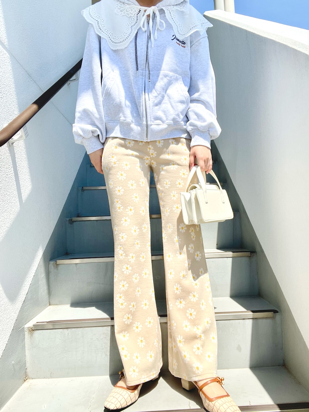 ベージュ系のその他パンツ、グレー系のパーカー、ホワイト系の付け襟を着用したレディースの春コーディネートの2枚目の写真