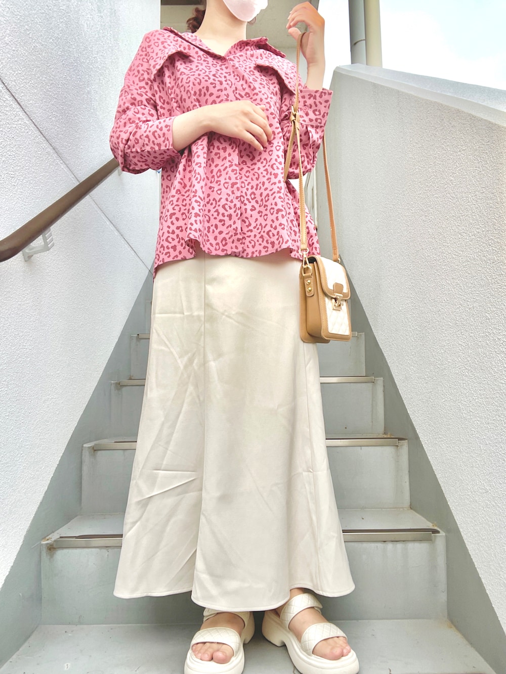 ホワイト系のスカート、ピンク系のシャツ/ブラウス、ホワイト系のサンダルを着用したレディースの夏コーディネートの3枚目の写真
