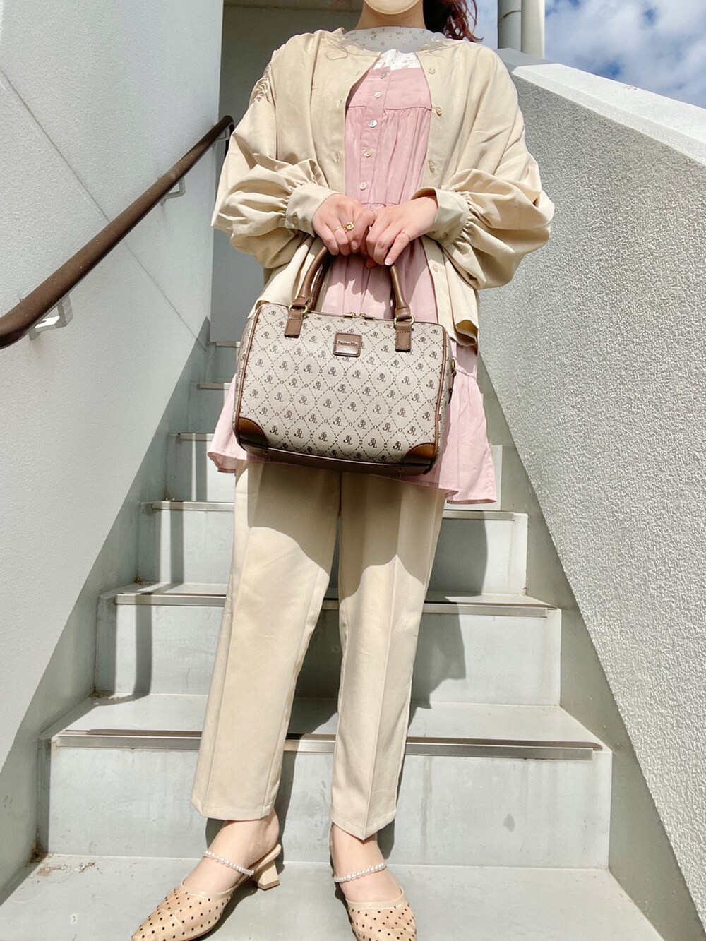その他のボストンバッグ、ピンク系のワンピース、ベージュ系のシャツ/ブラウスを着用したレディースの春コーディネートの2枚目の写真
