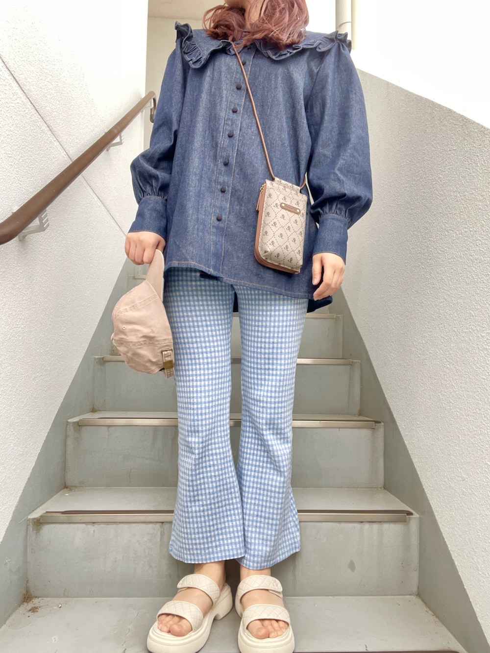 ブルー系のその他パンツ、ホワイト系のサンダル、ブルー系のシャツ/ブラウスを着用したレディースの春コーディネートの2枚目の写真