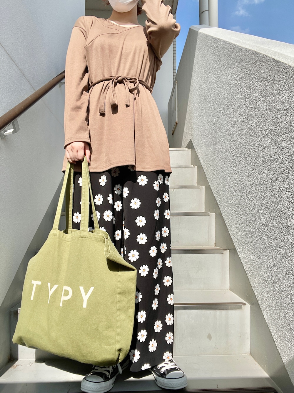 「春服、今日のコーデ、春コーデ、パンツスタイル、大人女子、スニーカー、コンバース、jumelle、ジュメロ、マーガレット、花柄、きれいめカジュアル、ワイドパンツ、トートバッグ、オトナカジュアル」｜「jumelleのmarguerite pants（その他パンツ、ブラック系）」を使った、ｎｎａさん（レディース・162cm）の春コーディネートの2枚目の写真