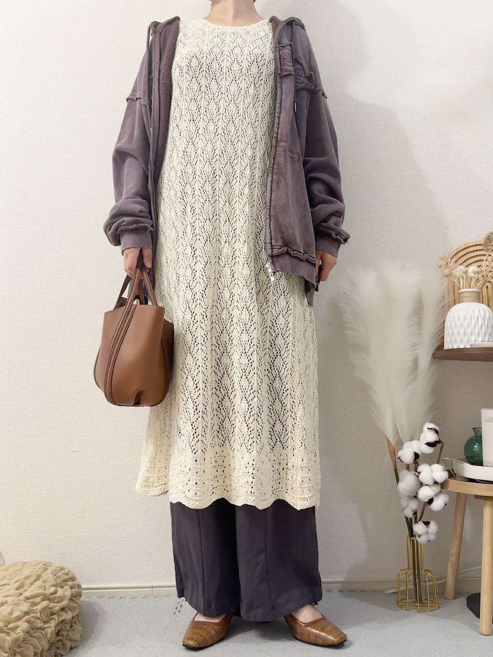 ブラウン系のパンプス、グレー系のスウェットパンツ、ピンク系のジャケット/アウターを着用したレディースの秋コーディネートの2枚目の写真