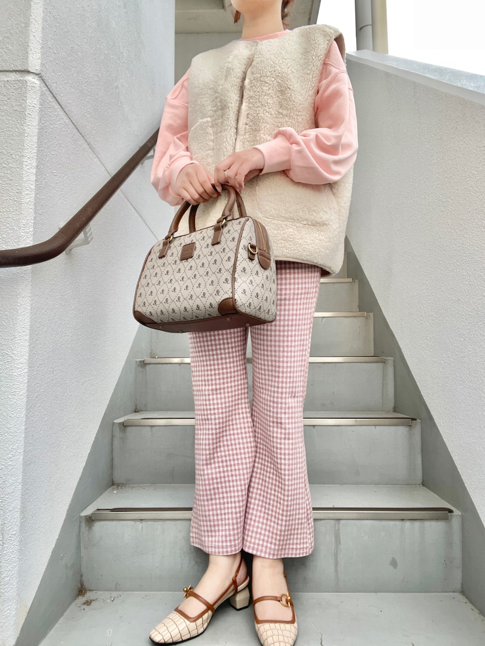 その他のボストンバッグ、ピンク系のその他パンツ、ピンク系のスウェットを着用したレディースの春コーディネートの2枚目の写真