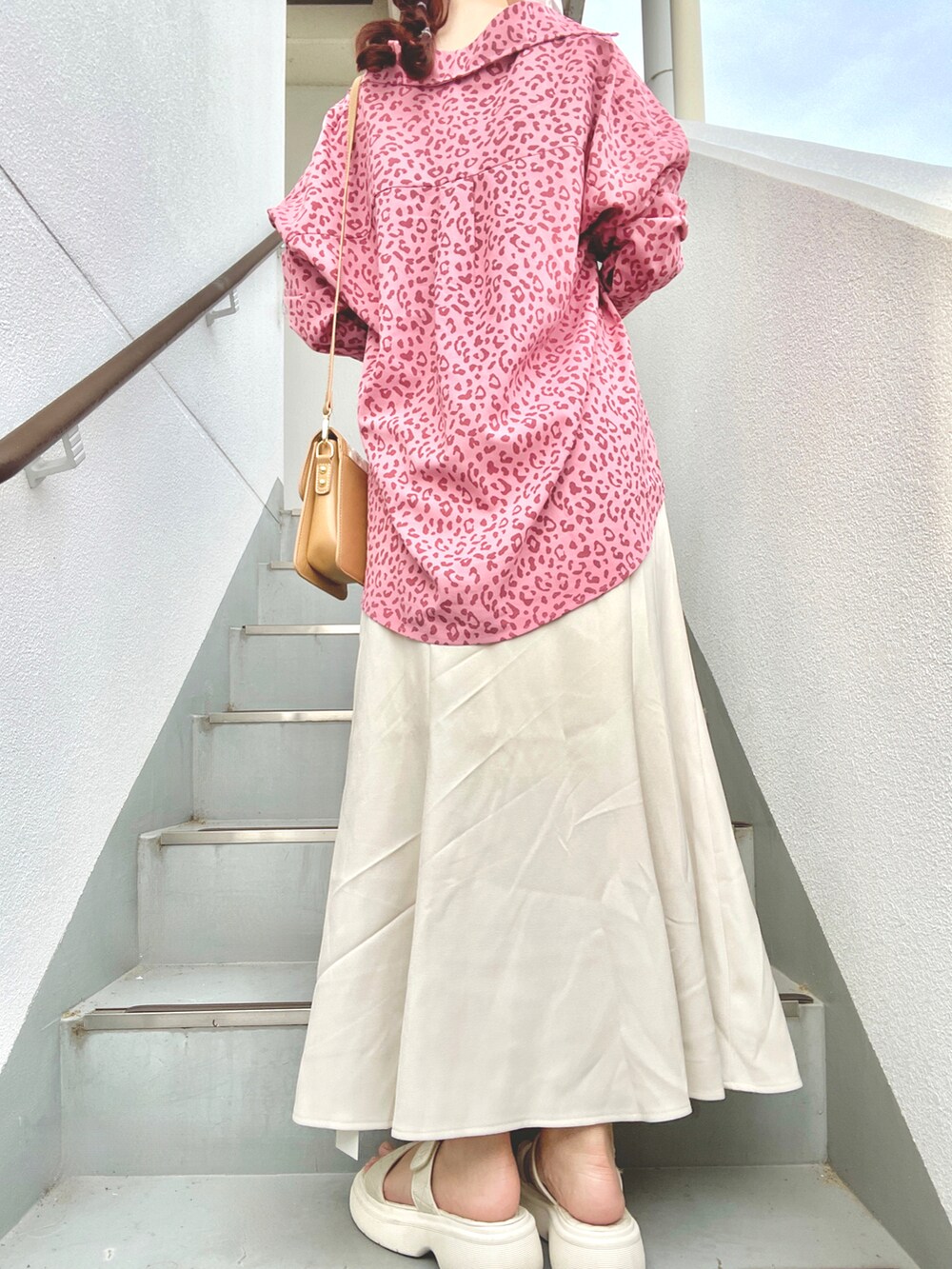 ホワイト系のスカート、ピンク系のシャツ/ブラウス、ホワイト系のサンダルを着用したレディースの夏コーディネートの2枚目の写真