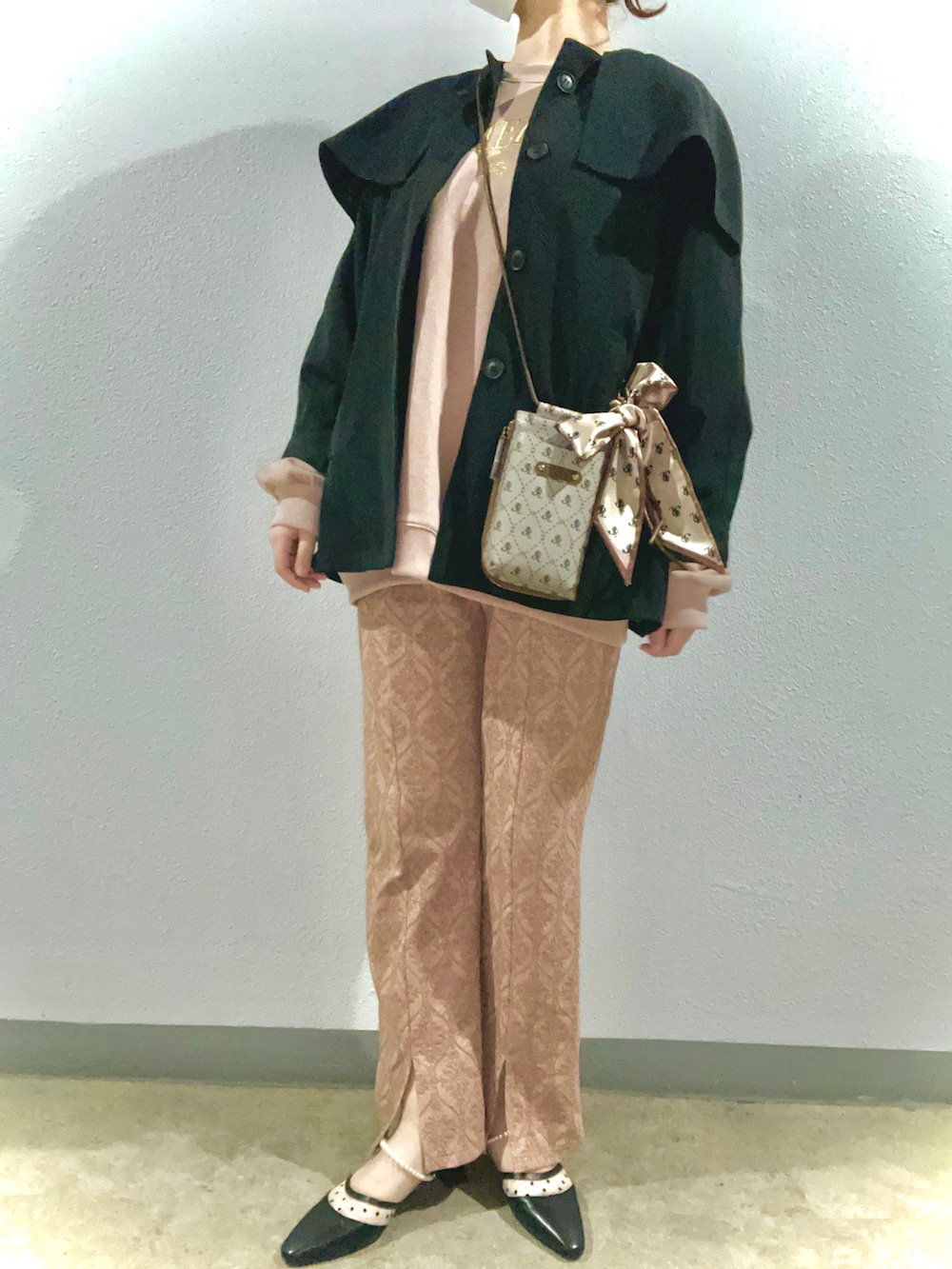 ピンク系のその他パンツ、ブラック系のパンプス、ピンク系のスウェットを着用したレディースの春コーディネートの2枚目の写真