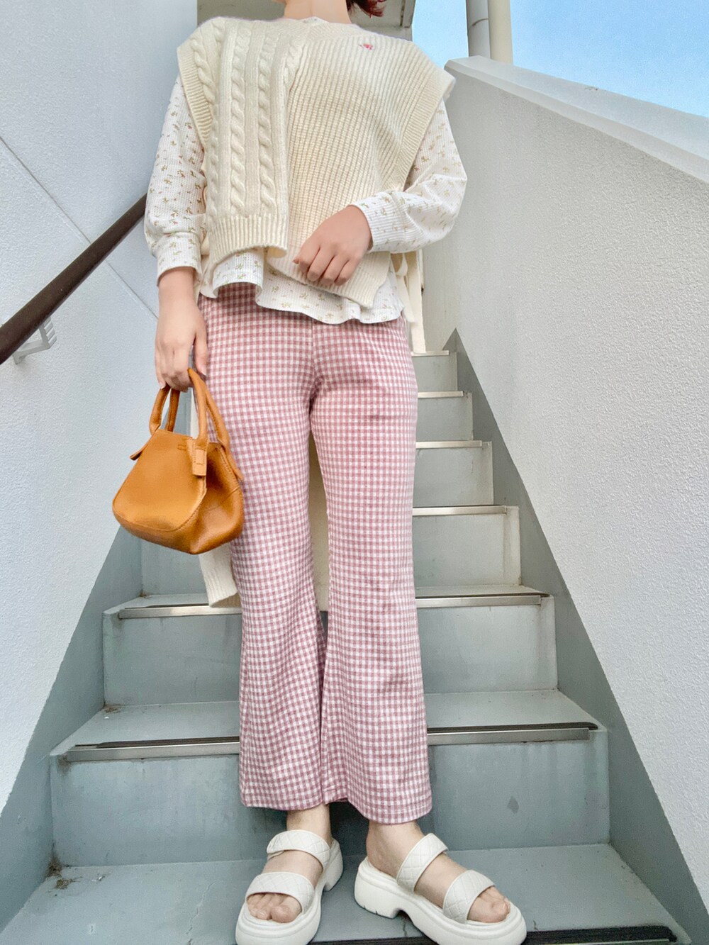 ピンク系のその他パンツ、ホワイト系のサンダル、ブラウン系のハンドバッグを着用したレディースの春コーディネートの2枚目の写真