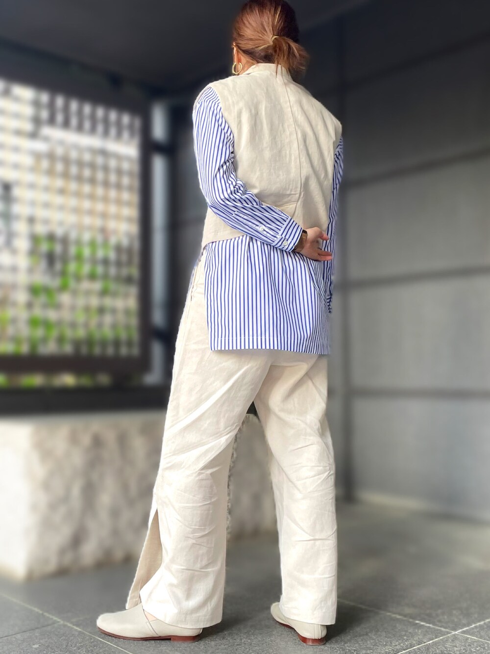 ベージュ系のベスト、ベージュ系のパンツを着用したレディースの春コーディネートの4枚目の写真