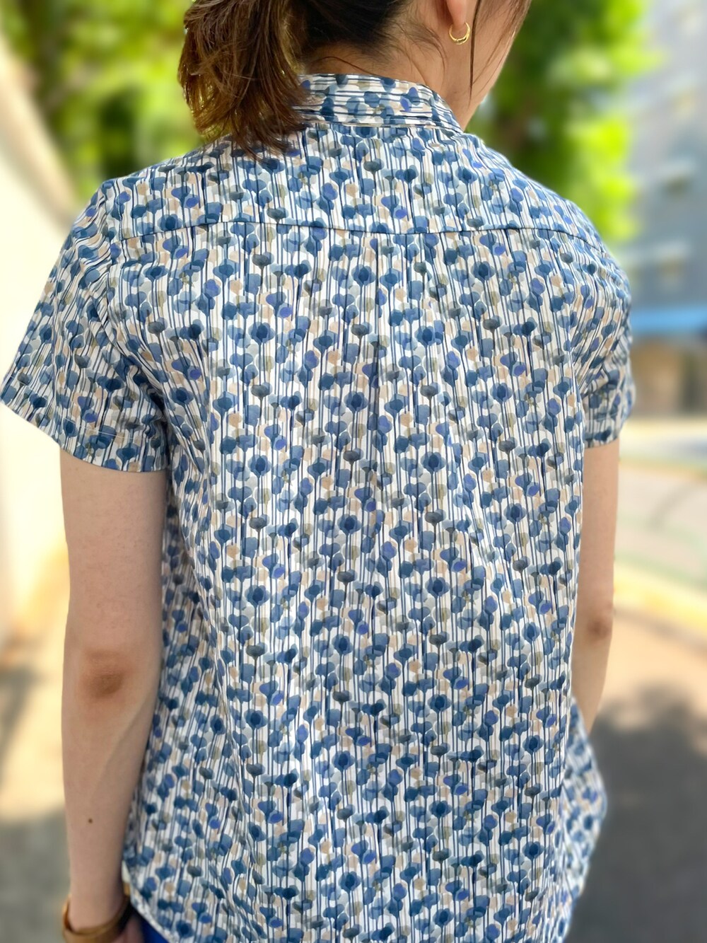 ブルー系のパンツ、ブルー系のシャツ/ブラウスを着用したレディースの春コーディネートの2枚目の写真