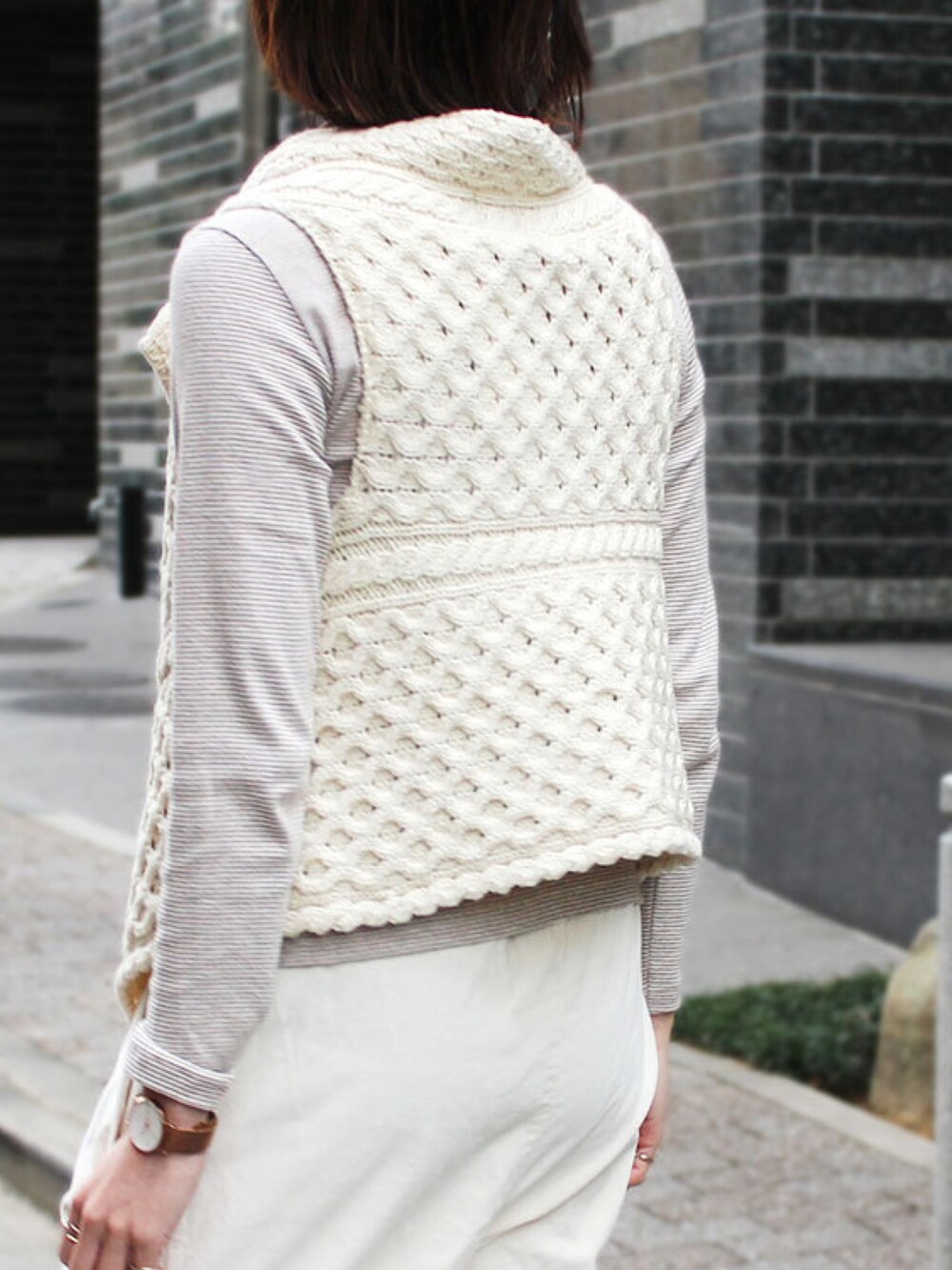 ホワイト系のパンツ、ホワイト系のニット/セーター、ベージュ系のTシャツ/カットソーを着用したレディースの春コーディネートの4枚目の写真