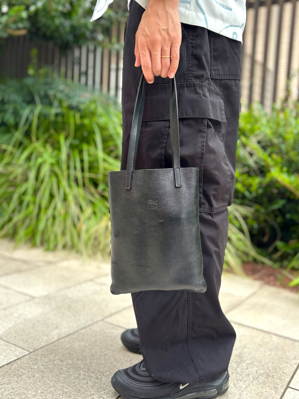 ホワイト系のシャツ/ブラウス、ブラック系のカーゴパンツ、ブラック系のスニーカーを着用したレディースの秋コーディネートの4枚目の写真