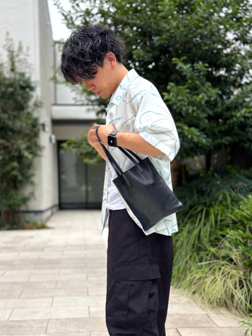 ホワイト系のシャツ/ブラウス、ブラック系のカーゴパンツ、ブラック系のスニーカーを着用したレディースの秋コーディネートの2枚目の写真