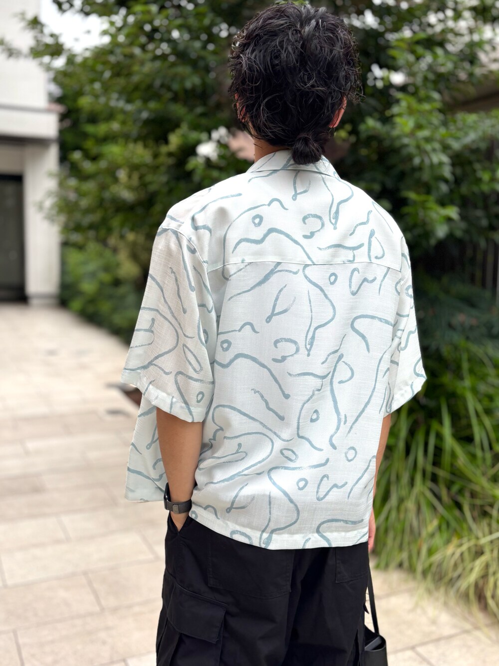 ホワイト系のシャツ/ブラウス、ブラック系のカーゴパンツ、ブラック系のスニーカーを着用したレディースの秋コーディネートの3枚目の写真