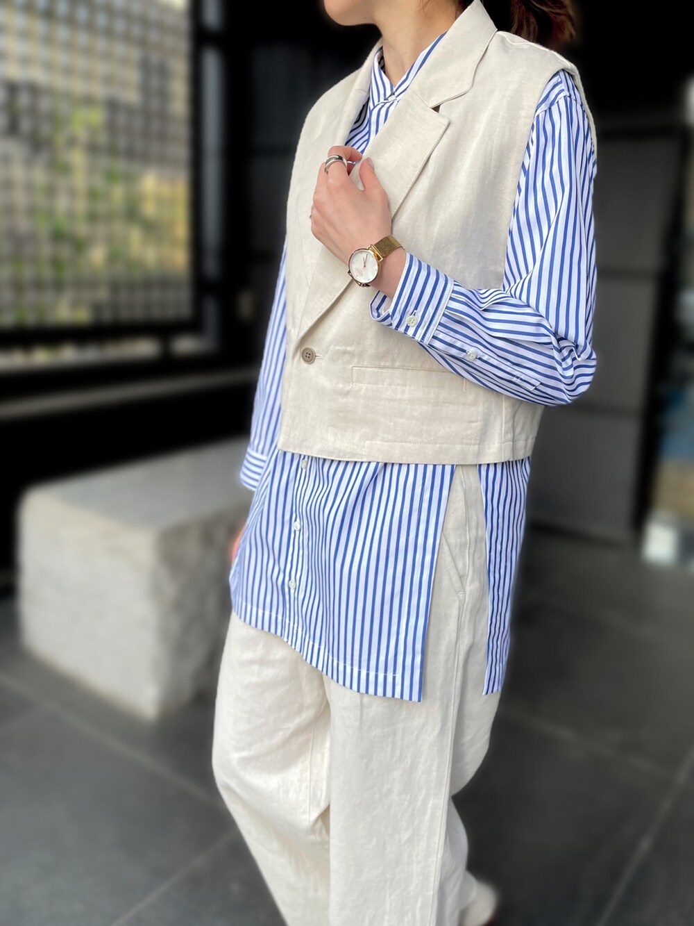 ベージュ系のベスト、ベージュ系のパンツを着用したレディースの春コーディネートの3枚目の写真