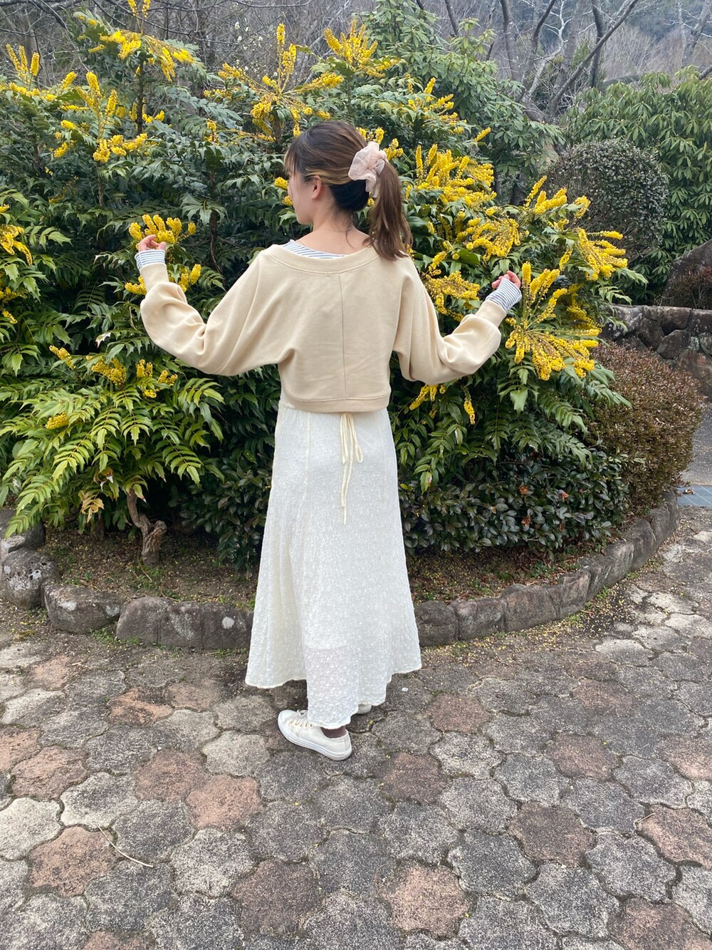 ホワイト系のワンピース、ホワイト系のカーディガン/ボレロ、ホワイト系のTシャツ/カットソーを着用したレディースの春コーディネートの3枚目の写真