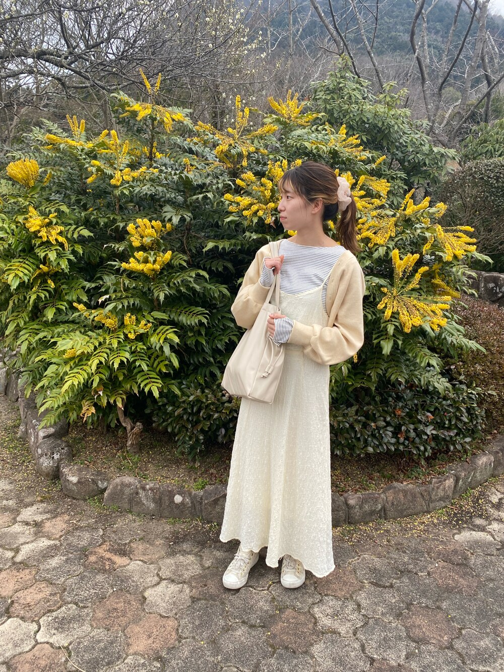 ホワイト系のワンピース、ホワイト系のカーディガン/ボレロ、ホワイト系のTシャツ/カットソーを着用したレディースの春コーディネートの2枚目の写真