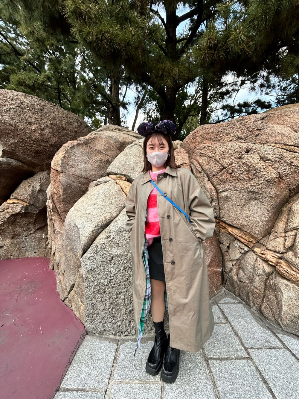 ブラック系のスカートを着用したレディースの冬コーディネートの3枚目の写真