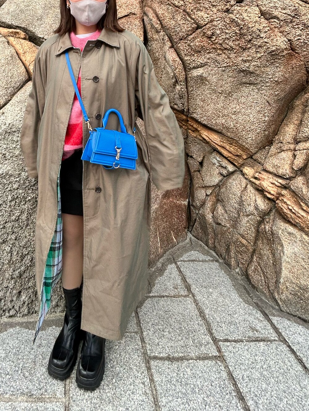 ブラック系のスカートを着用したレディースの冬コーディネートの4枚目の写真