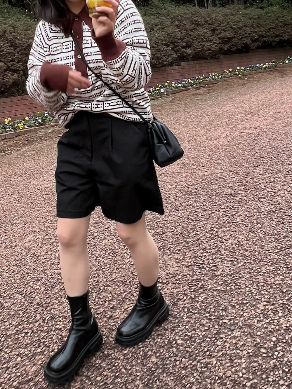 ブラウン系のニット/セーターを着用したレディースの春コーディネートの2枚目の写真