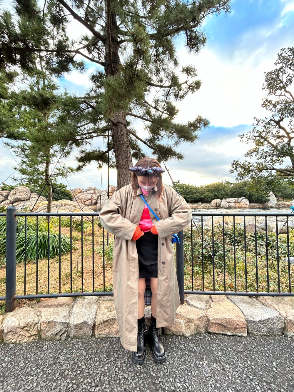 ブラック系のスカートを着用したレディースの冬コーディネートの2枚目の写真