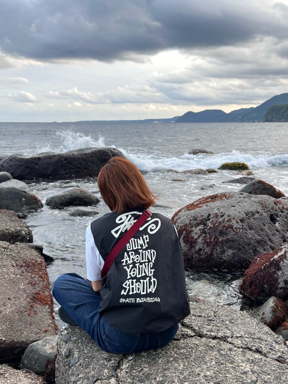 ブラック系のジャケット/アウターを着用したレディースの夏コーディネートの2枚目の写真