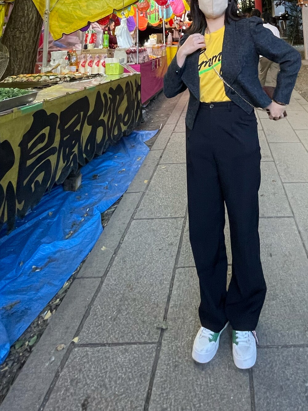 イエロー系のTシャツ/カットソー、ホワイト系のスニーカーを着用したレディースの秋コーディネートの2枚目の写真