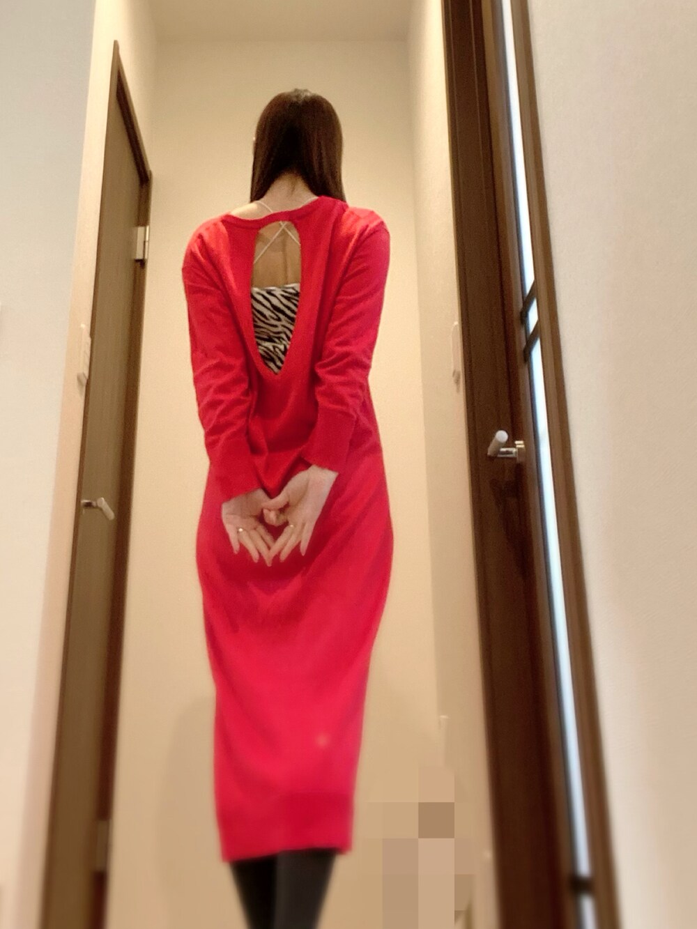 その他のノーカラージャケット、ブラック系のクラッチバッグ、ベージュ系のパンプスを着用したレディースの春コーディネートの2枚目の写真