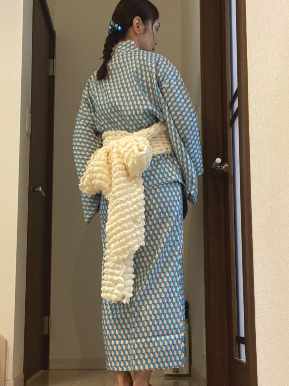 ブルー系のクラッチバッグ、その他の浴衣を着用したレディースの夏コーディネートの2枚目の写真