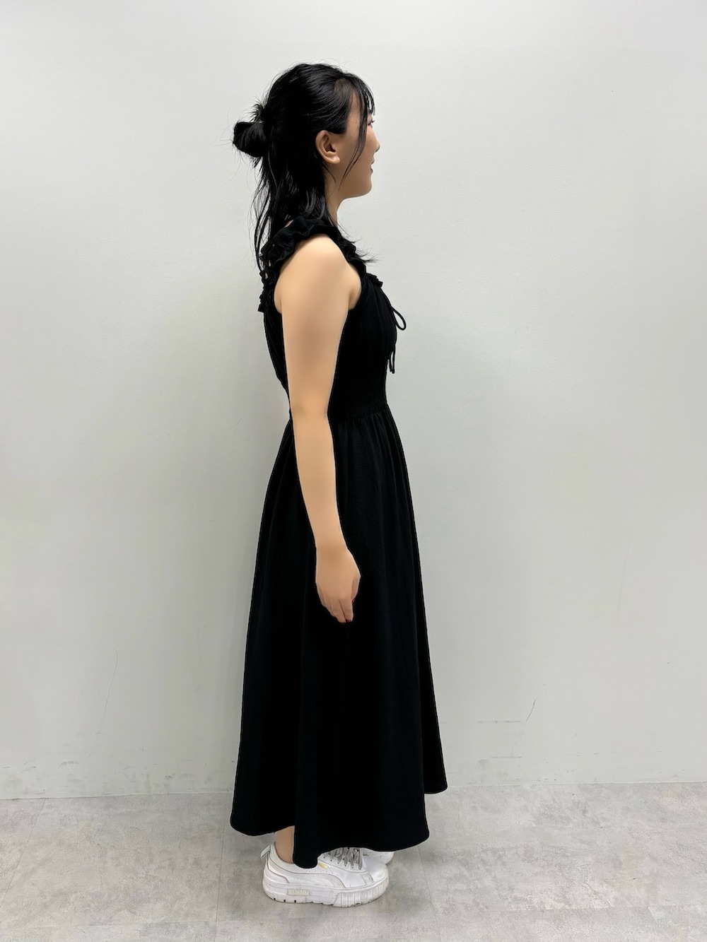 「オリーブ デ オリーブ(OLIVE des OLIVE)、フェススタイル、お出かけコーデ、夏コーデ、ワンピース、シンプル、キャミワンピ、ノースリーブ、きれいめカジュアル、キレイめ、高身長女子、大人女子、大人ガーリー、オトナ女子、オトナカワイイ」｜「OLIVE des OLIVEのシャーリングワンピース 1041090290（ワンピース、ブラック系）」を使った、サ ヨ コさん（レディース・167cm）の夏コーディネートの3枚目の写真