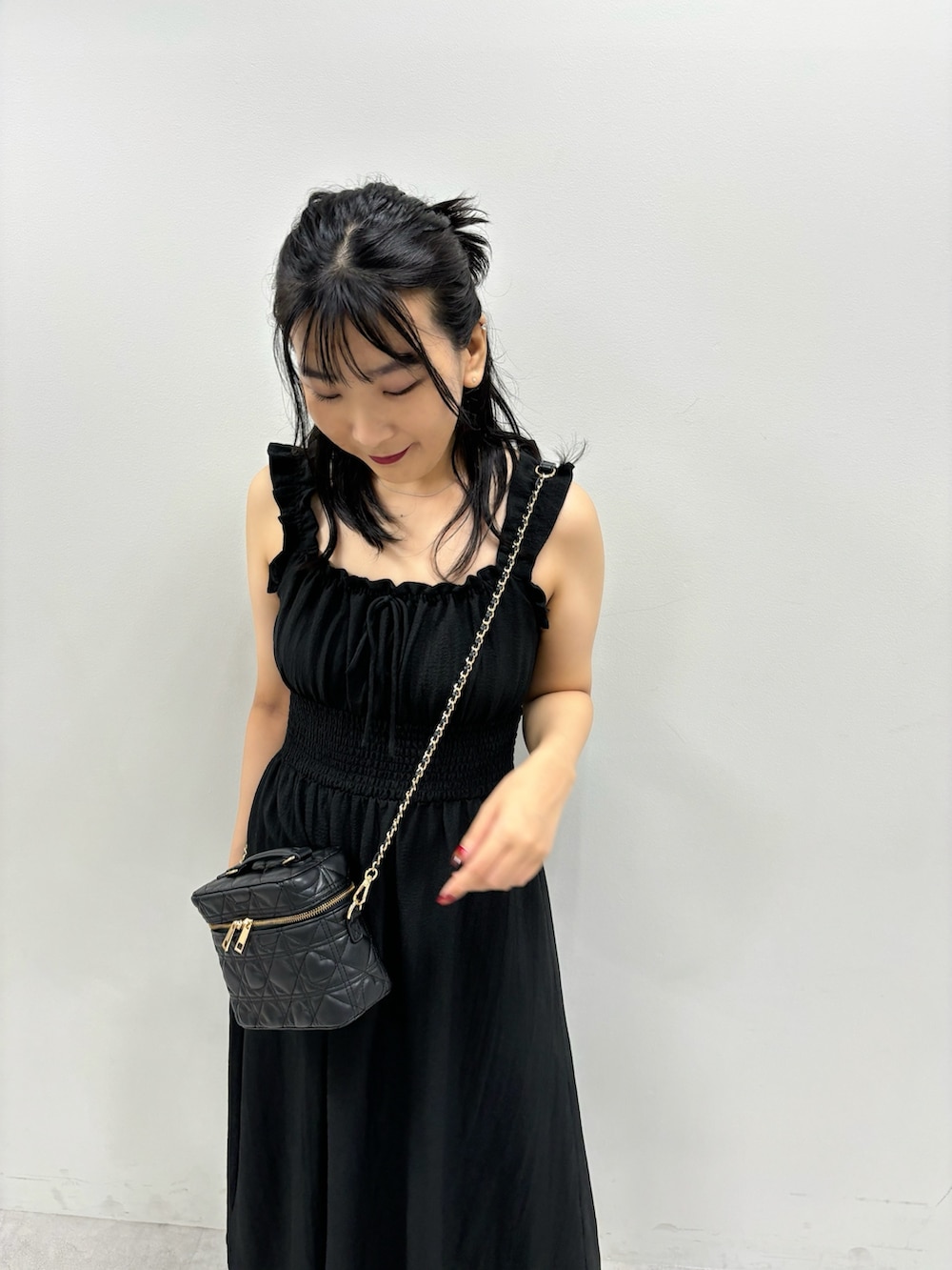 「オリーブ デ オリーブ(OLIVE des OLIVE)、フェススタイル、お出かけコーデ、夏コーデ、ワンピース、シンプル、キャミワンピ、ノースリーブ、きれいめカジュアル、キレイめ、高身長女子、大人女子、大人ガーリー、オトナ女子、オトナカワイイ」｜「OLIVE des OLIVEのシャーリングワンピース 1041090290（ワンピース、ブラック系）」を使った、サ ヨ コさん（レディース・167cm）の夏コーディネートの5枚目の写真