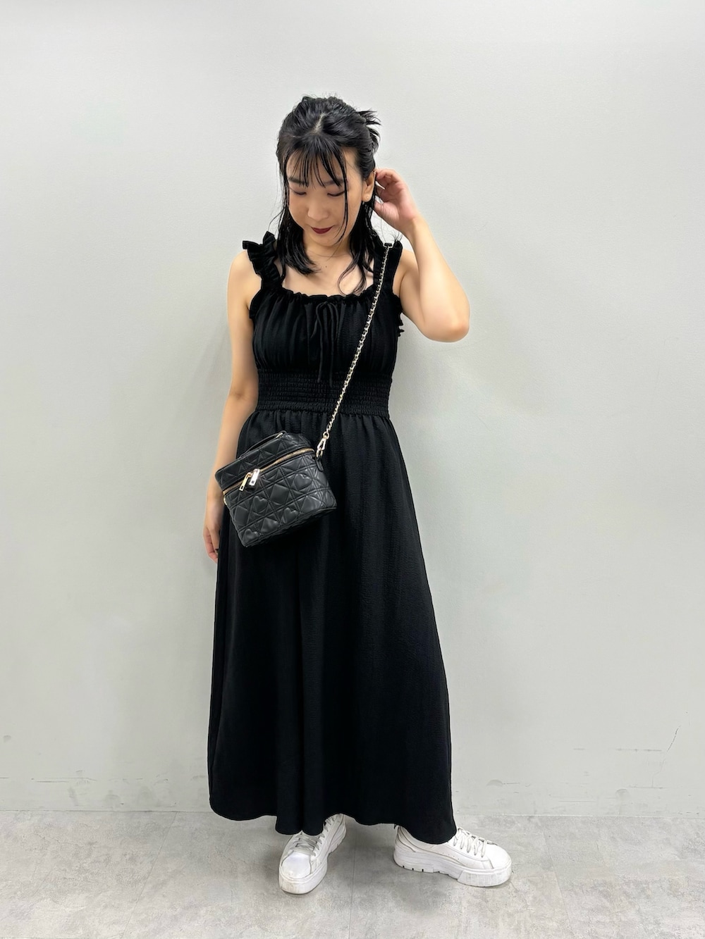 「オリーブ デ オリーブ(OLIVE des OLIVE)、フェススタイル、お出かけコーデ、夏コーデ、ワンピース、シンプル、キャミワンピ、ノースリーブ、きれいめカジュアル、キレイめ、高身長女子、大人女子、大人ガーリー、オトナ女子、オトナカワイイ」｜「OLIVE des OLIVEのシャーリングワンピース 1041090290（ワンピース、ブラック系）」を使った、サ ヨ コさん（レディース・167cm）の夏コーディネートの2枚目の写真