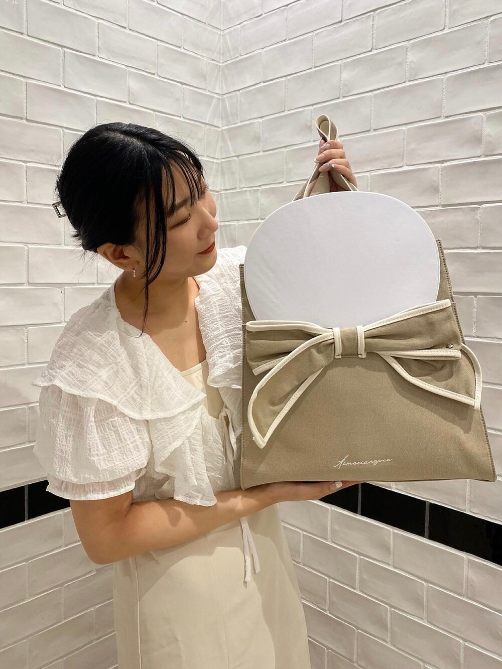「オリーブ デ オリーブ(OLIVE des OLIVE)、キャミワンピ、厚底シューズ、春夏コーデ、初夏コーデ、シアートップス、プチプラ、グルカサンダル、参戦服、淡色コーデ、高身長女子、大人ガーリー、大人女子、大人かわいい、オトナ女子」｜「OLIVE des OLIVEのAimerianejoieリボントートバッグ（トートバッグ、ブラウン系）」を使った、サ ヨ コさん（レディース・167cm）の春コーディネートの4枚目の写真