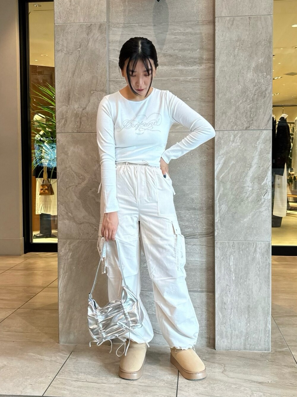 「オリーブ デ オリーブ(OLIVE des OLIVE)、秋コーデ、パステルカラー、プチプラ、厚底シューズ、ブーツ、淡色コーデ、高身長女子、テーマパークコーデ、カーゴパンツ、韓国ファッション、シルバー、ムートンブーツ、今日のコーデ、カジュアルスタイル」｜「OLIVE des OLIVEのきらきらドロストTシャツ（Tシャツ/カットソー、ホワイト系）」を使った、サ ヨ コさん（レディース・167cm）の秋コーディネートの2枚目の写真