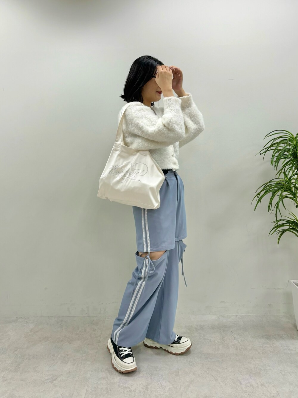 「オリーブ デ オリーブ(OLIVE des OLIVE)、淡色コーデ、厚底シューズ、メガネ女子、秋服準備はじめました、デートコーデ、韓国ファッション、カーディガン、秋コーデ、スニーカー、高身長女子、プチプラ、大人女子、大人ガーリー、オトナ女子」｜「OLIVE des OLIVEのブークレ起毛ショートカーデ（カーディガン/ボレロ、ホワイト系）」を使った、サ ヨ コさん（レディース・167cm）の秋コーディネートの2枚目の写真