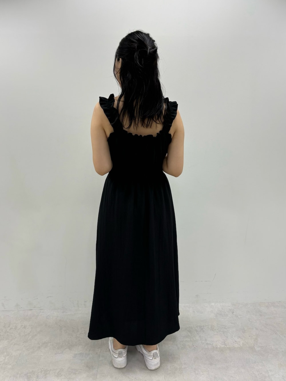 「オリーブ デ オリーブ(OLIVE des OLIVE)、フェススタイル、お出かけコーデ、夏コーデ、ワンピース、シンプル、キャミワンピ、ノースリーブ、きれいめカジュアル、キレイめ、高身長女子、大人女子、大人ガーリー、オトナ女子、オトナカワイイ」｜「OLIVE des OLIVEのシャーリングワンピース 1041090290（ワンピース、ブラック系）」を使った、サ ヨ コさん（レディース・167cm）の夏コーディネートの4枚目の写真