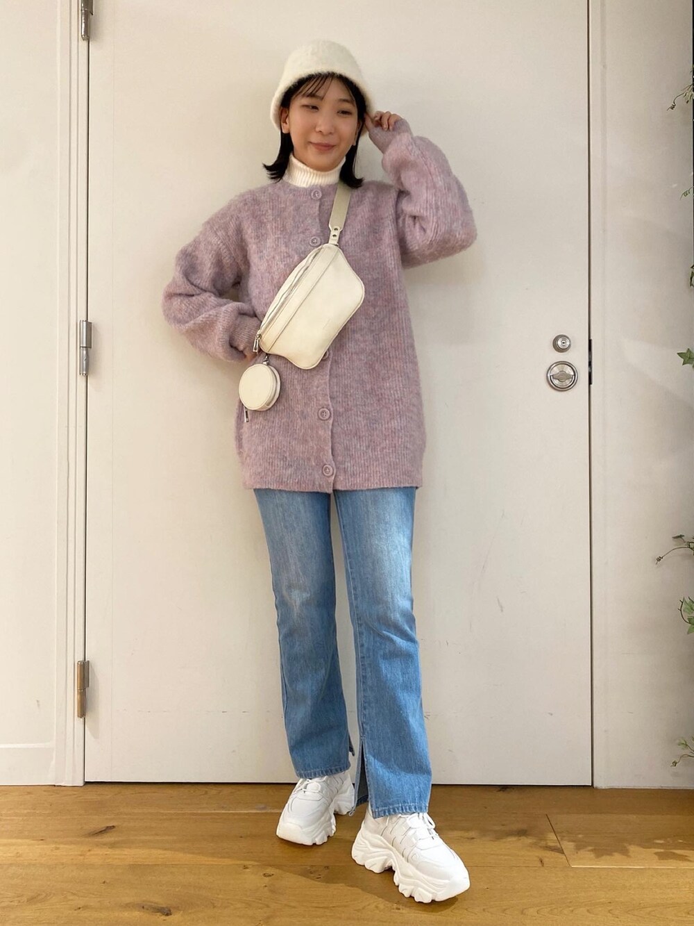 「オリーブ デ オリーブ(OLIVE des OLIVE)、ニットワンピース、プチプラ、プチプラコーデ、シャギーニット、デニム、高身長女子、カジュアルコーデ、冬のコーデ、秋のコーデ、休日コーデ、オトナカジュアル、オトナ女子、スニーカー、大人かわいい」｜「OLIVE des OLIVEのシャギークロ―シュハット（ハット、ホワイト系）」を使った、サ ヨ コさん（レディース・167cm）の秋コーディネートの3枚目の写真