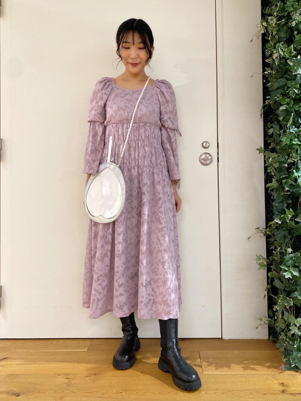 「オリーブ デ オリーブ(OLIVE des OLIVE)、冬コーデ、クリスマスに着たい服、ロングワンピース、オトナ女子、プチプラコーデ、プチプラ、カラーコーデ、大人かわいい、きれいめカジュアル、ワンピース、ピンク、高身長女子、オトナカワイイ、オトナガーリー」｜「OLIVE des OLIVEの【スタッフ考案】袖スリットシャーリングワンピース（ワンピース、パープル系）」を使った、サ ヨ コさん（レディース・167cm）の冬コーディネートの4枚目の写真
