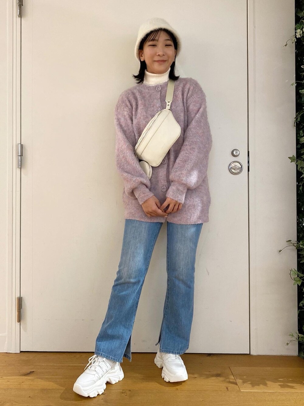 「オリーブ デ オリーブ(OLIVE des OLIVE)、ニットワンピース、プチプラ、プチプラコーデ、シャギーニット、デニム、高身長女子、カジュアルコーデ、冬のコーデ、秋のコーデ、休日コーデ、オトナカジュアル、オトナ女子、スニーカー、大人かわいい」｜「OLIVE des OLIVEのシャギークロ―シュハット（ハット、ホワイト系）」を使った、サ ヨ コさん（レディース・167cm）の秋コーディネートの2枚目の写真