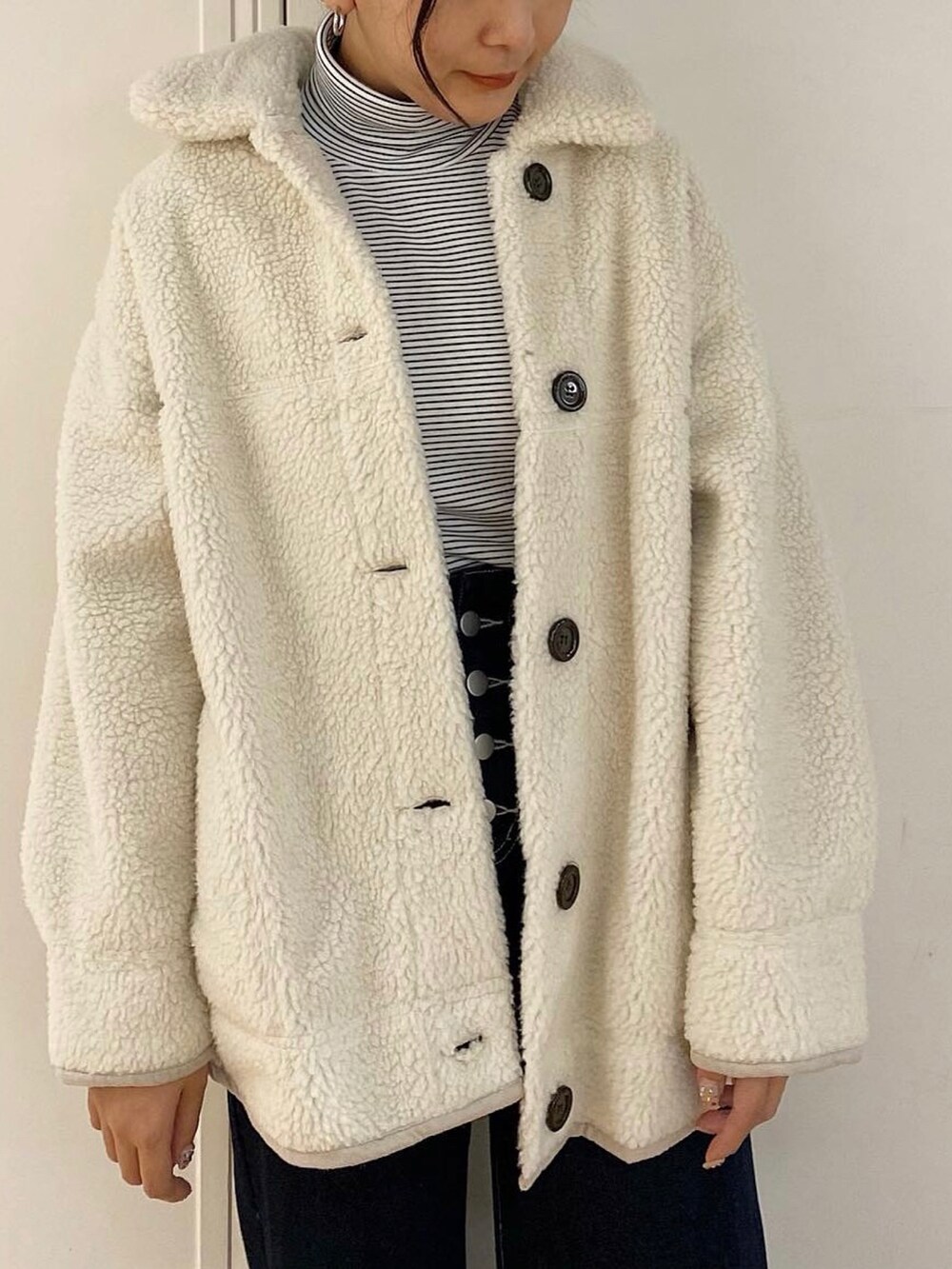 「シンプルコーデ、オリーブ デ オリーブ(OLIVE des OLIVE)、ムートンコート、ムートン、デニム、デニムパンツ、ボーダー、ボーダートップス」｜「OLIVE des OLIVEのインナーハイネック（Tシャツ/カットソー、ホワイト系）」を使った、サ ヨ コさん（レディース・167cm）の秋コーディネートの3枚目の写真