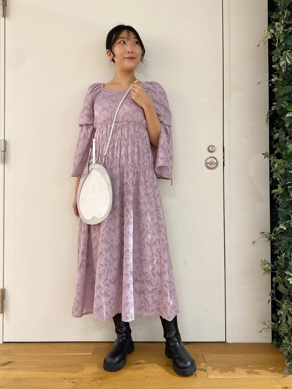「オリーブ デ オリーブ(OLIVE des OLIVE)、冬コーデ、クリスマスに着たい服、ロングワンピース、オトナ女子、プチプラコーデ、プチプラ、カラーコーデ、大人かわいい、きれいめカジュアル、ワンピース、ピンク、高身長女子、オトナカワイイ、オトナガーリー」｜「OLIVE des OLIVEの【スタッフ考案】袖スリットシャーリングワンピース（ワンピース、パープル系）」を使った、サ ヨ コさん（レディース・167cm）の冬コーディネートの2枚目の写真