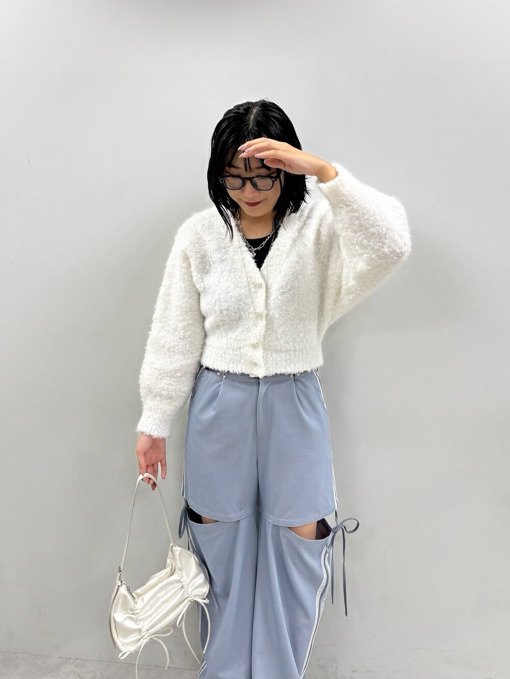 「オリーブ デ オリーブ(OLIVE des OLIVE)、淡色コーデ、厚底シューズ、メガネ女子、秋服準備はじめました、デートコーデ、韓国ファッション、カーディガン、秋コーデ、スニーカー、高身長女子、プチプラ、大人女子、大人ガーリー、オトナ女子」｜「OLIVE des OLIVEのブークレ起毛ショートカーデ（カーディガン/ボレロ、ホワイト系）」を使った、サ ヨ コさん（レディース・167cm）の秋コーディネートの3枚目の写真