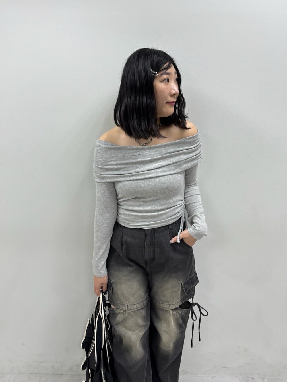 「春コーデ、大人カジュアル、大人女子、きれいめコーディネート、オトナ女子、デニムコーデ、大人コーデ、オフショル、オフショルダー、トートバッグ、トート、韓国ファッション、韓国、オリーブ デ オリーブ(OLIVE des OLIVE)、高身長女子」｜「OLIVE des OLIVEのピコレースオフショルトップス（Tシャツ/カットソー、グレー系）」を使った、サ ヨ コさん（骨格ストレート・レディース・167cm）の春コーディネートの2枚目の写真